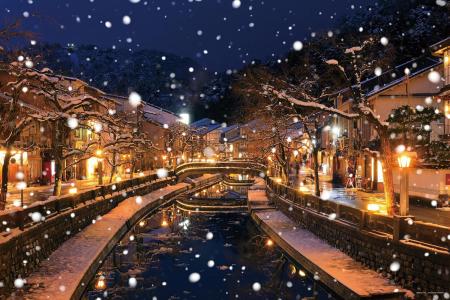 A Warm Winter Scene of Kinosaki Onsen (Hyogo) 1000-Piece Jigsaw Puzzle: (50x75cm) 10-1499. Includes a piece request postcard, adhesive, a spatula, a service card, and a jigsaw puzzle instruction manual.