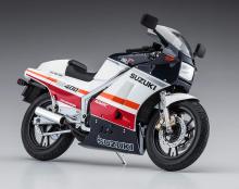 Hasegawa 1/12 Suzuki RG400 Gamma Early Model Red/White Color w/Under Cowl Plastic Model 21732